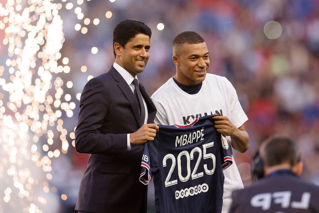 Après des mois de négociation et de tergiversations, c'est désormais officiel: Kylian Mbappé va poursuivre son aventure au Paris Saint-Germain.