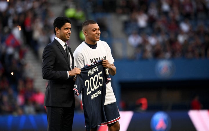 Al-Khelaifi y Mbappé anuncian la renovación del futbolista francés hasta 2025.