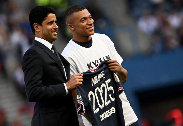 Al-Khelaifi y Mbappé, posan tras anunciar la renovación.
