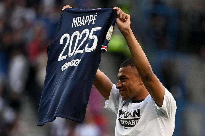 Mbappé celebra su renovación con el PSG.