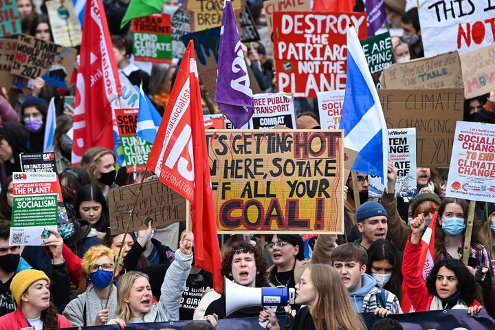 第26回気候変動枠組条約締約国会議（COP26）が開催されていた2021年11月5日、開催地の英グラスゴーで気候変動対策を求めてデモ行進をする若者たち