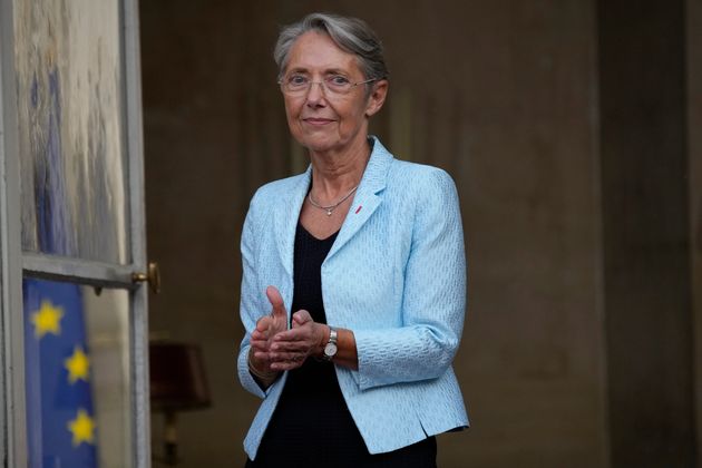 Elisabeth Borne, sur le perron de Matignon lors de la cérémonie de passation avec Jean Castex le 16 mai 2022. 