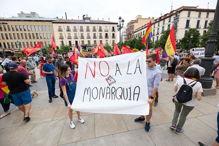 Vista de la concentración en contra la vuelta del rey emérito Juan Carlos I a España este domingo en la Plaza de Ópera de Madrid.