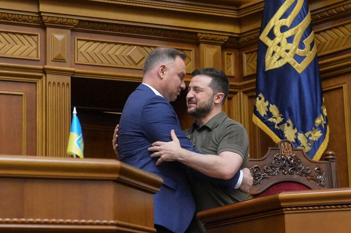 Ο Πολωνός πρόεδρος Aντρέι Ντούντα αγκαλιάζει τον Πρόεδρο της Ουκρανίας Βολόντιμιρ Zελένσκι κατά τη διάρκεια συνεδρίασης του ουκρανικού κοινοβουλίου, καθώς η επίθεση της Ρωσίας στην Ουκρανία συνεχίζεται, στο Κίεβο της Ουκρανίας, 22 Μαΐου 2022. REUTERS/Stringer