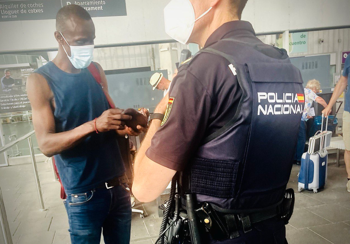 La Policía Nacional pide los papeles al diputado de Podemos Serigne Mbaye en el Metro de Valencia.