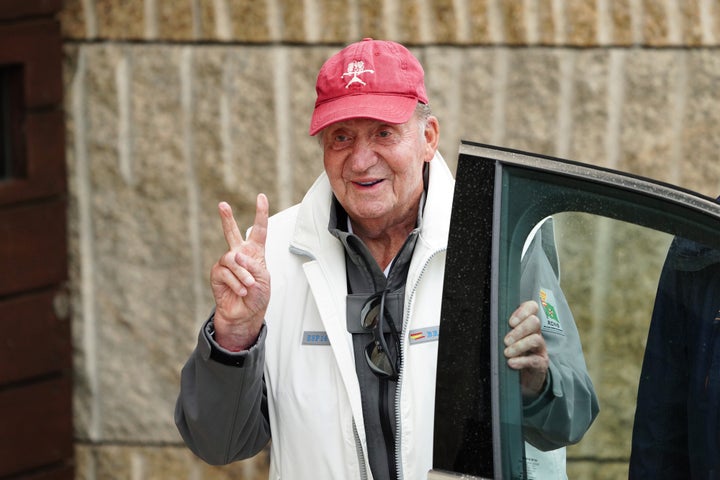 Juan Carlos I, ante los periodistas, en Sanxenxo.