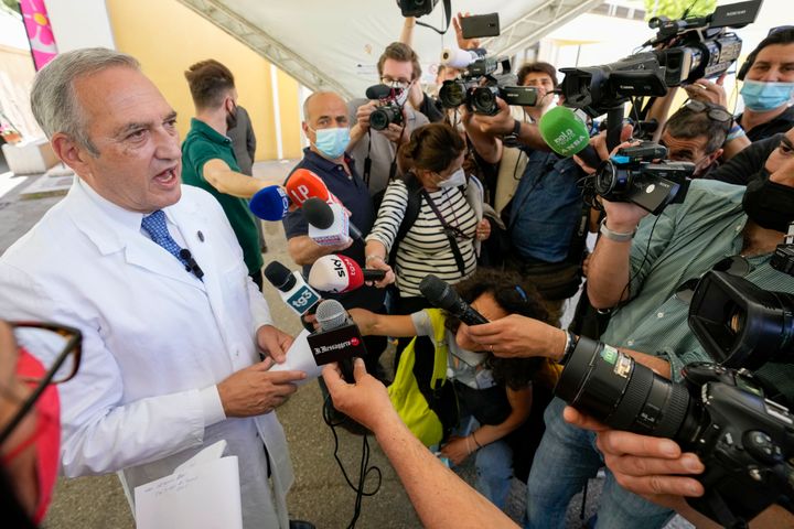 Ο διευθυντής του νοσοκομείου μολυσματικών ασθενειών Spallanzani Francesco Vaia μιλά στους δημοσιογράφους στο τέλος μιας συνέντευξης Τύπου, στη Ρώμη, Παρασκευή, 20 Μαΐου 2022. Ο Vaia είπε ότι τρία κρούσματα ευλογιάς των πιθήκων έχουν επιβεβαιωθεί και απομονωθεί στο νοσοκομείο Spallanzani σε δύο ασθενείς που ταξίδεψαν στο τα Κανάρια νησιά και ένα προς τη Βιέννη.