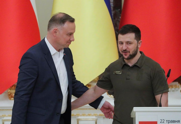 El presidente ucraniano Volodymyr Zelensky y su homólogo polaco Andrzej Duda en Kiev, este domingo.