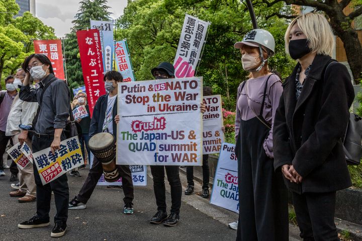 Des manifestants anti-américains se rassemblent pour une marche vers la maison d'hôtes d'État du palais d'Akasaka, où se tient le sommet nippo-américain le 23 mai 2022 à Tokyo, au Japon. 