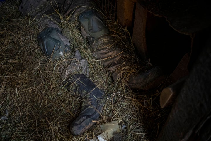 El cuerpo de un soldado ruso descansa en un establo de Vilkhivka, a las afueras de Jarkov, el pasado 20 de mayo.