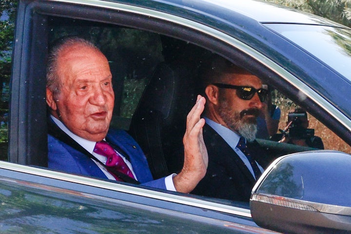 El rey emérito Juan Carlos I saluda a su llegada este lunes al Palacio de la Zarzuela de Madrid.