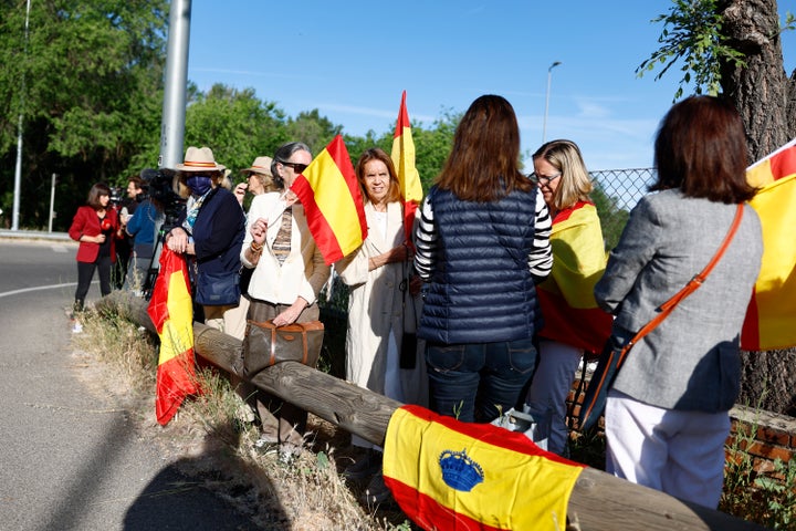 Seguidores de Juan Carlos I y medios de comunicación esperan la llegada del rey emérito al Palacio de La Zarzuela.