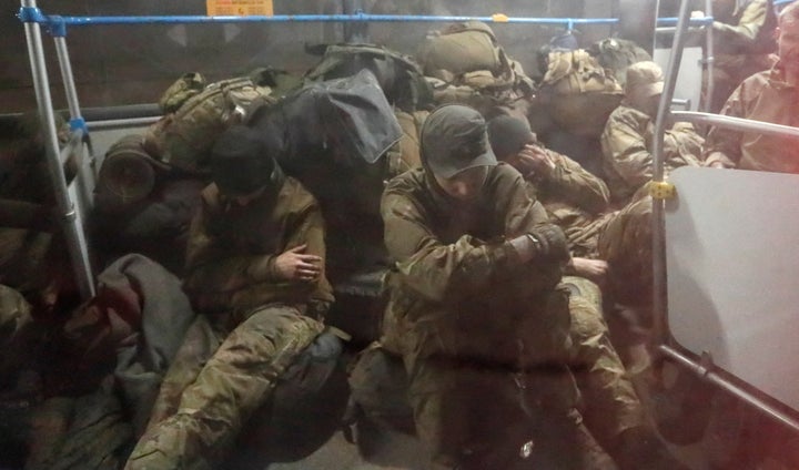 Miembros de la defensa ucraniana supervivientes de Azovstal, en un autobús camino del asentamiento prorruso de Olenivka, en Donetsk, el pasado 20 de mayo.