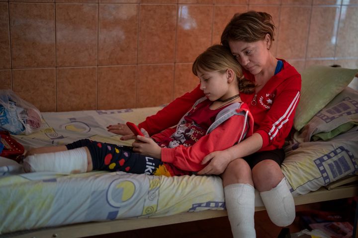 Natasha Stepanenko y su hija Yana, retratadas en un hospital de Leópolis donde se recuperan de amputaciones en sus piernas tras ser heridas en el ataque a la estación de trenes de Kramatorsk.