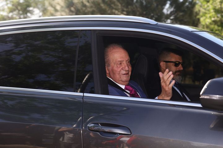 El rey Juan Carlos I, a su entrada en Zarzuela