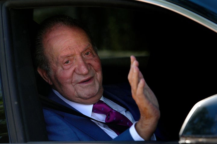 Juan Carlos I saluda desde el coche que le ha llevado a palacio