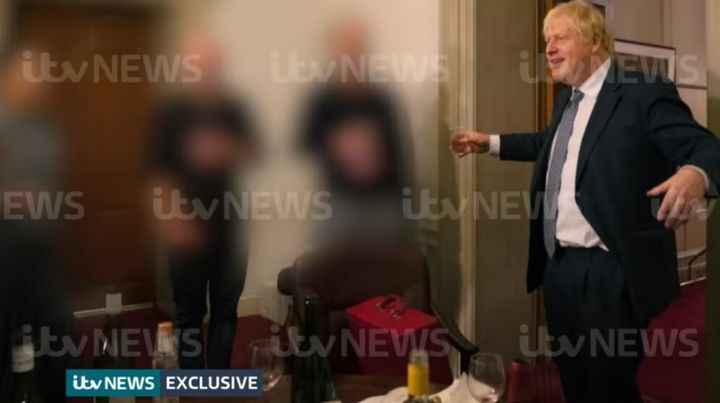 Boris Johnson durante una fiesta en plena pandemia.