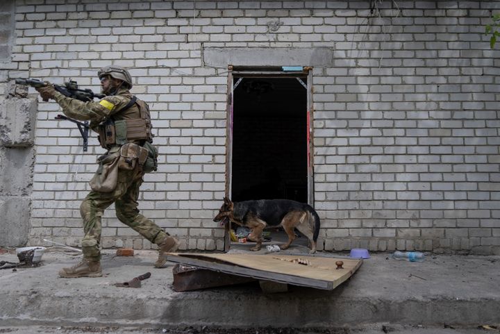 Militar ucraniano patrullando las afueras de Kiev.