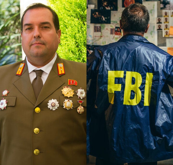 Alejandro Cao de Benós y un hombre con una chaqueta del FBI, en sendas fotos de archivo.