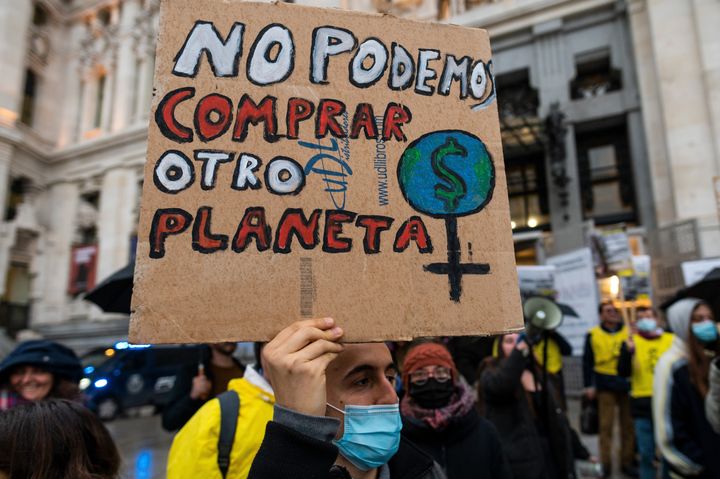 "No podemos comprar otro planeta", se lee en la pancarta de un manifestante de los 'Fridays for Future', el pasado marzo, en Madrid. 