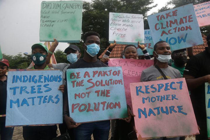 ナイジェリアで、気候変動に対する行動を求めてデモ行進する人たち（2021年9月24日撮影）