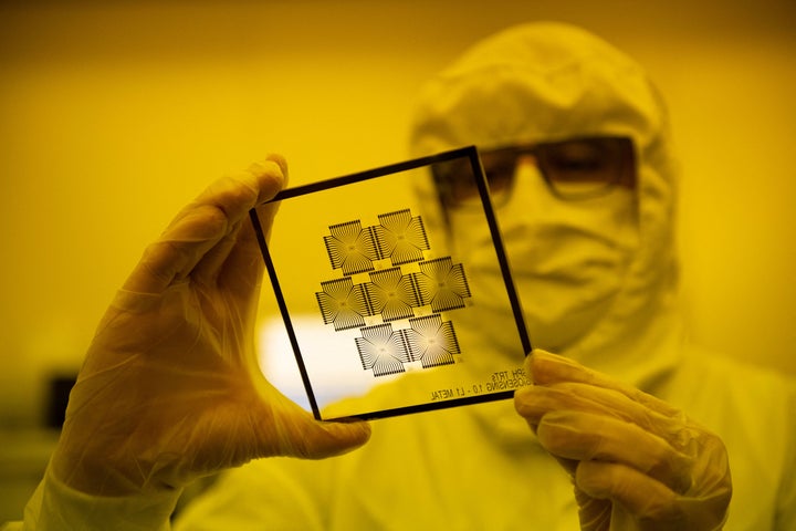 Un profesional en la planta catalana del Instituto de Microtecnología (IMB-CNM) en Bellaterra.
