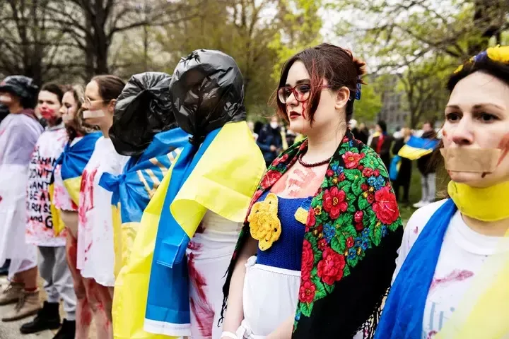 Manifestación en Berlín contra las violaciones y la violencia que sufren las mujeres de Ucrania.