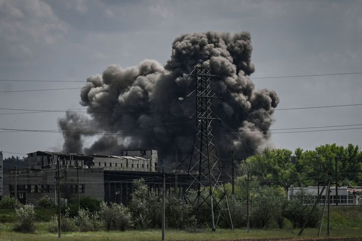 Un misil revienta una industria en el este de Ucrania este martes