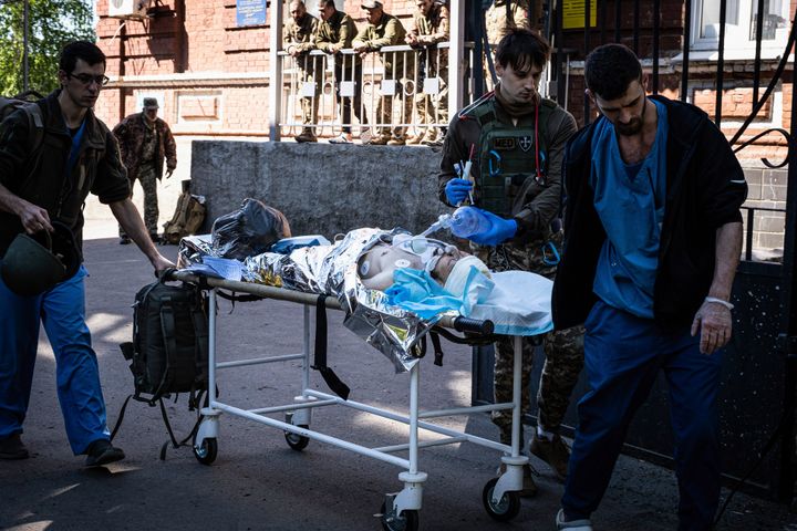Un herido, llevado a un hospital en la región de Donetsk