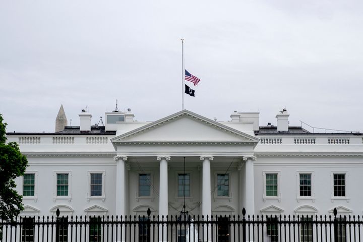 La bandera de EEUU en la Casa Blanca ondeando a media asta en señal de respeto por las víctimas del tiroteo en la Escuela Primaria Robb en Uvalde, Texas.
