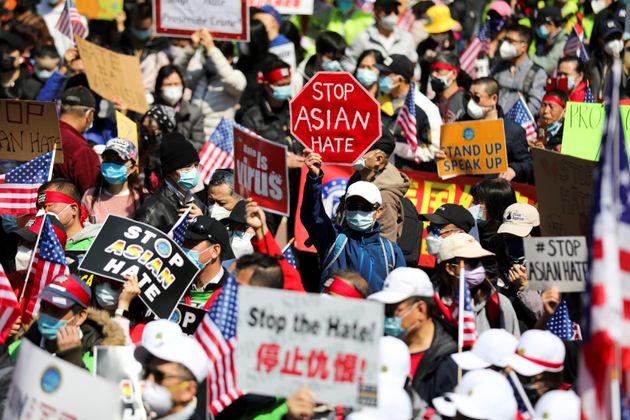 コロナ禍で、アジア人に対するヘイトクライムが増加した。写真はニューヨークで2021年4月4日に行われたアジア人へのヘイトクライムに反対するデモの様子（2021年ニューヨーク）