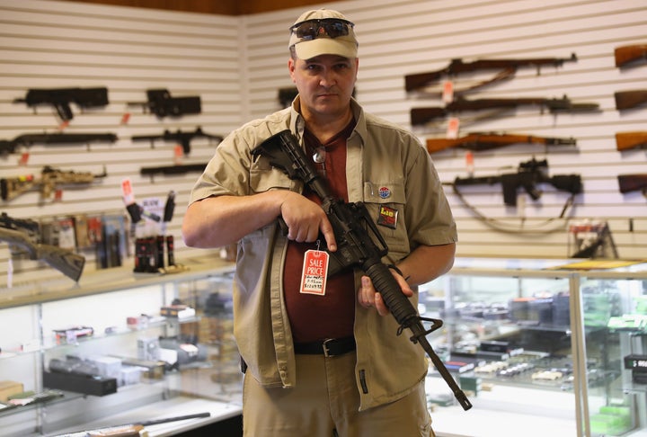El propietario de una armería en Benson, Arizona, mostrando su género, en una imagen de 2016.