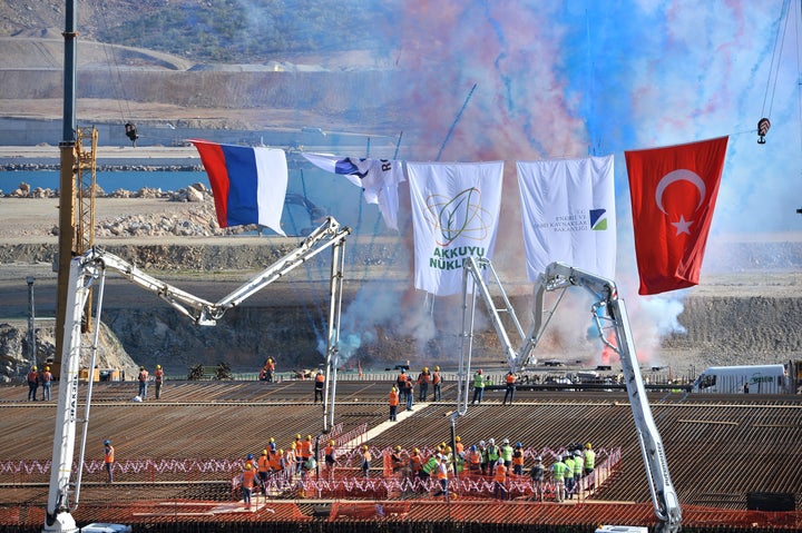 3 Απριλίου 2018 - Τουρκία Τελετή θεμελίωσης του πυρηνικού σταθμού Ακκούγιου. Η συμφωνία υπεγράφη μεταξύ Βλαντιμίρ Πούτιν και Ταγίπ Ερντογάν, οι οποίοι έκαναν την τελετή θεμελίωσης του πυρηνικού σταθμού το 2018.