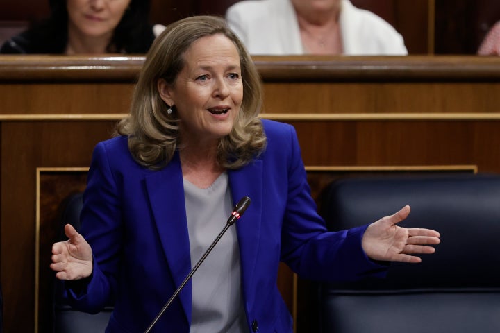 La vicepresidenta primera y ministra de Asuntos Económicos y Transformación Digital, Nadia Calviño, interviene en la sesión de control al Gobierno celebrada este miércoles en el Congreso.