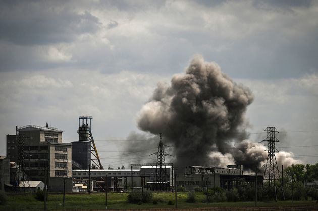 Une frappe russe sur une usine de la ville de Soledar, dans la région du Donbass, mardi 24 mai 2022.
