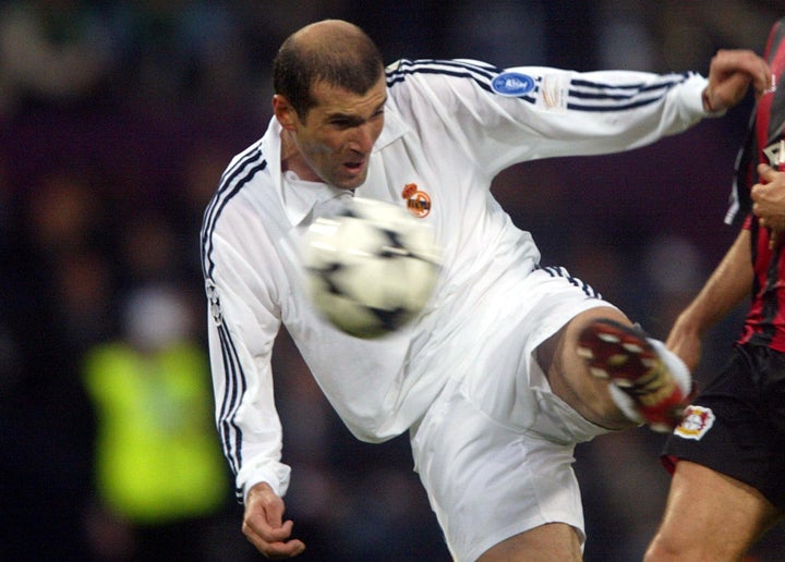 Momento del remate de Zidane para marcar el 2-1 al Bayer Leverkusen