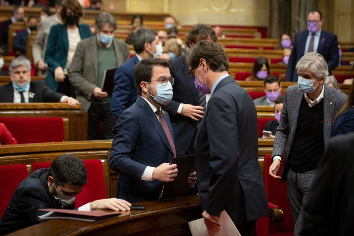 El presidente de la Generalitat, Pere Aragonès, y el líder del PSC, Salvador Illa.