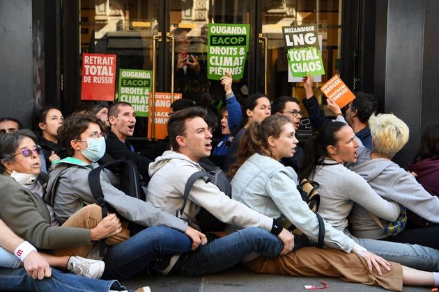 Des militants de Greenpeace ou encore des Amis de la Terre bloquent l'accès de l'Assemblée générale de TotalEnergies.
