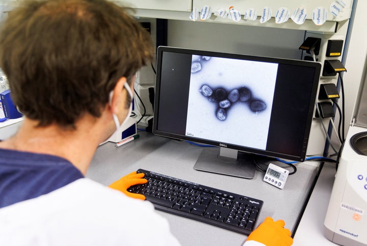 Un investigador trabajando con datos de la viruela