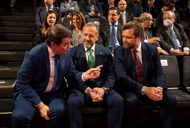 Mañueco habla con Espinosa de los Monteros y Carlos Pollán (centro), presidente de las Cortes, en su toma de posesión como presidente de Castilla y León