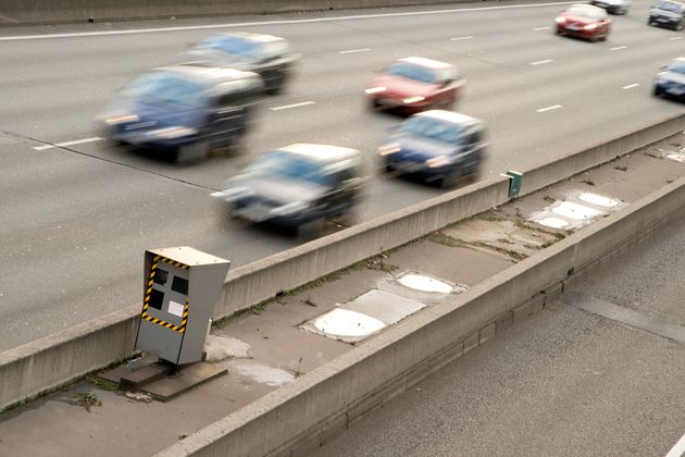 Selon la place Beauvau, le gouvernement envisage de moins sanctionner les petits excès de vitesse, notamment en arrêtant de retirer des points sur le permis de conduire (photo d'illustration).