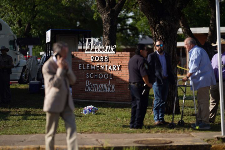 Imágenes en la escuela primaria de Uvalde (Texas) donde se produjo la masacre.