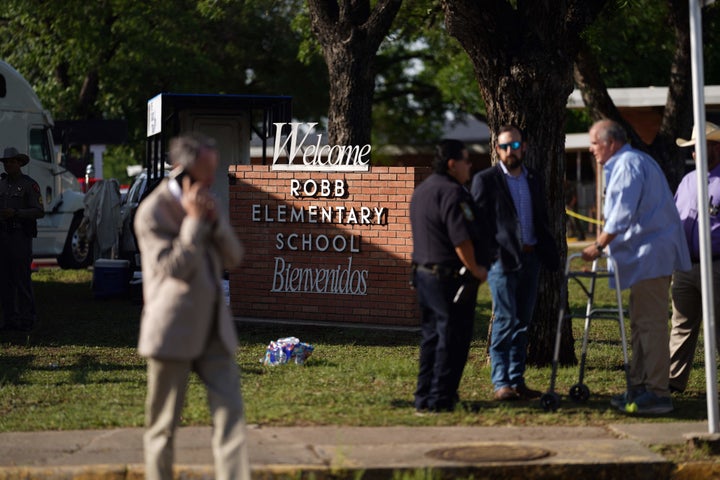Imágenes en la escuela primaria de Uvalde (Texas) donde se produjo la masacre.