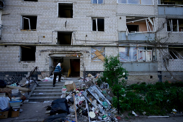 Una residente entra en su vivienda en un edificio golpeado por ataques, en Borodyanka, Ucrania.