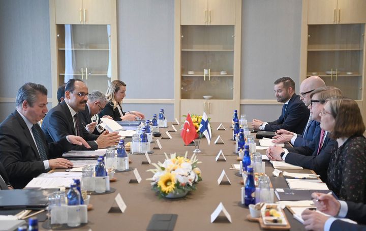 Ο Iμπραϊμ Kαλίν, ο εκπρόσωπος του Προέδρου Ρετζέπ Ταγίπ Ερντογάν και η τουρκική αντιπροσωπεία συνομιλούν με τη φινλανδική αντιπροσωπεία με επικεφαλής τον Jukka Salovaara, τον Υφυπουργό Εξωτερικών, τρίτο δεξιά, στην Άγκυρα, Τουρκία, Τετάρτη 25 Μαΐου 2022. Ανώτεροι αξιωματούχοι από τη Σουηδία και η Φινλανδία συναντήθηκαν με Τούρκους ομολόγους τους στην Άγκυρα την Τετάρτη.