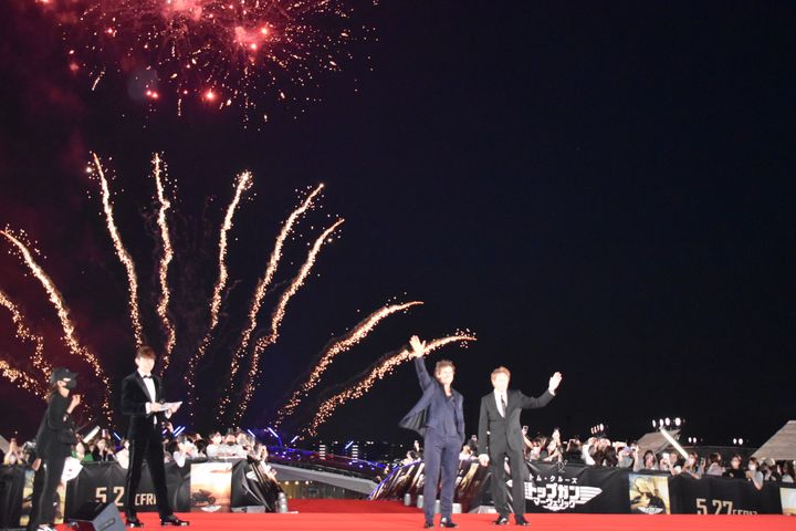 イベントの最後。夜空に打ち上がる花火を楽しむトム（左）とプロデューサーのジェリー・ブラッカイマー（右）（撮影:小笠原 遥）