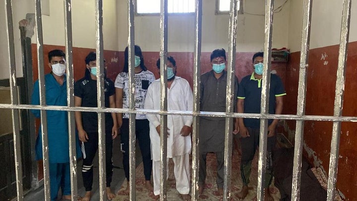 Los seis detenidos por el asesinato de Arooj y Aneesa Abbas, en las dependencias de la policía del distrito de Gujrat, en Pakistán.