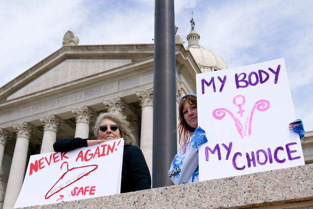 Des militantes pro-avortement devant le Parlement de l'Oklahoma en avril 2022. L'État vient d'interdire l'IVG dès la fécondation.