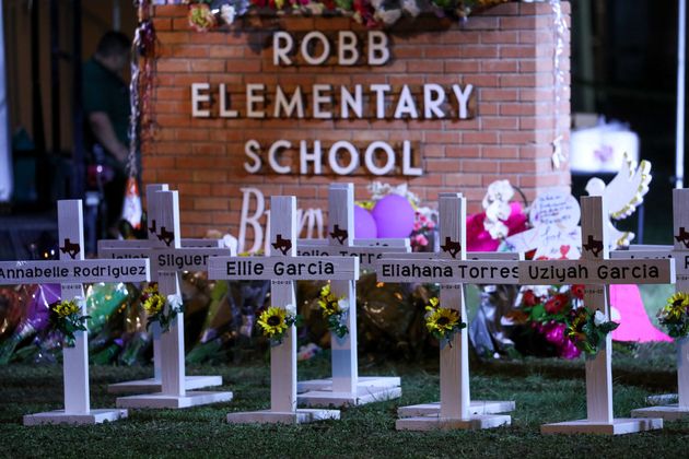 Un mémorial avec les noms des victimes a été installé devant la Robb Elementary...