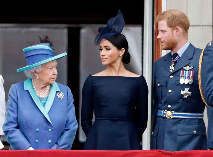 La reina de Inglaterra y los duques de Sussex, en el Palacio de Buckingham en julio de 2018.